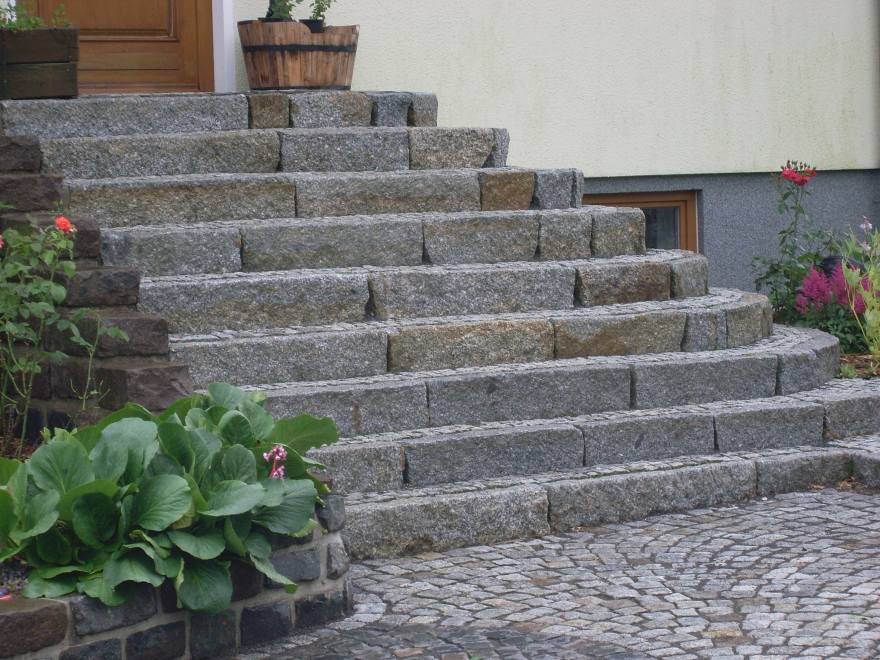 eingangs treppe pflastern mit naturstein in naunhof